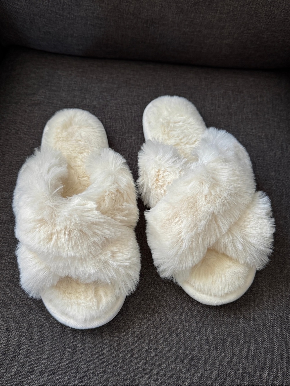 🌼 3/$15 SALE Women’s White Fluffy Open Toe Slippers Size 7-8 NWOT